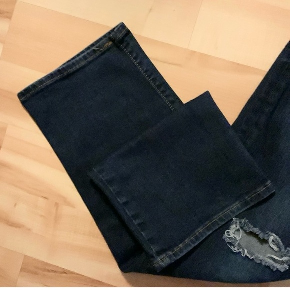 Levi’s Ribcage Straight Ankle Distressed Jeans - Picture 8 of 10